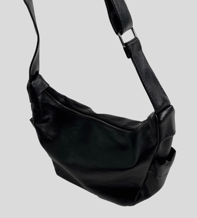 BLACK LEATHER SHOULDER BAG