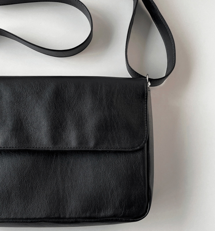 SMALL SQUARE SHOULDER BAG